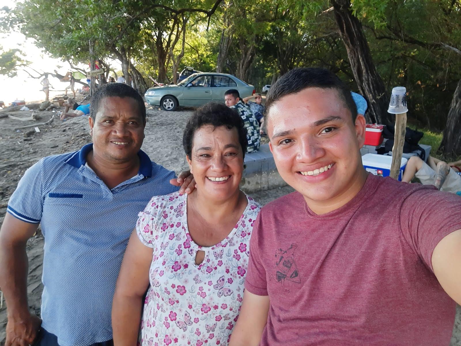 La familia vive en Huacas de Hojancha, Guanacaste. Recogieron firmas para lograr internet y que Rayan estudiara. 