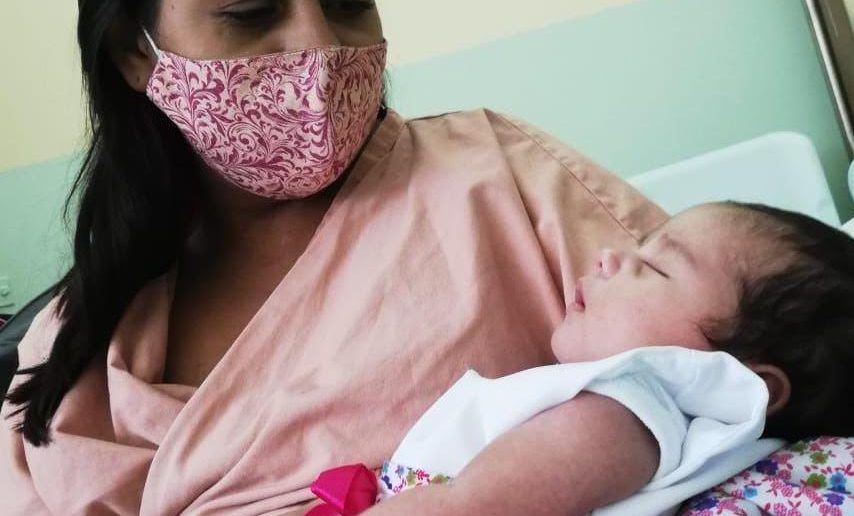 Rebeca conoció a su hija a 15 días después de su nacimiento.