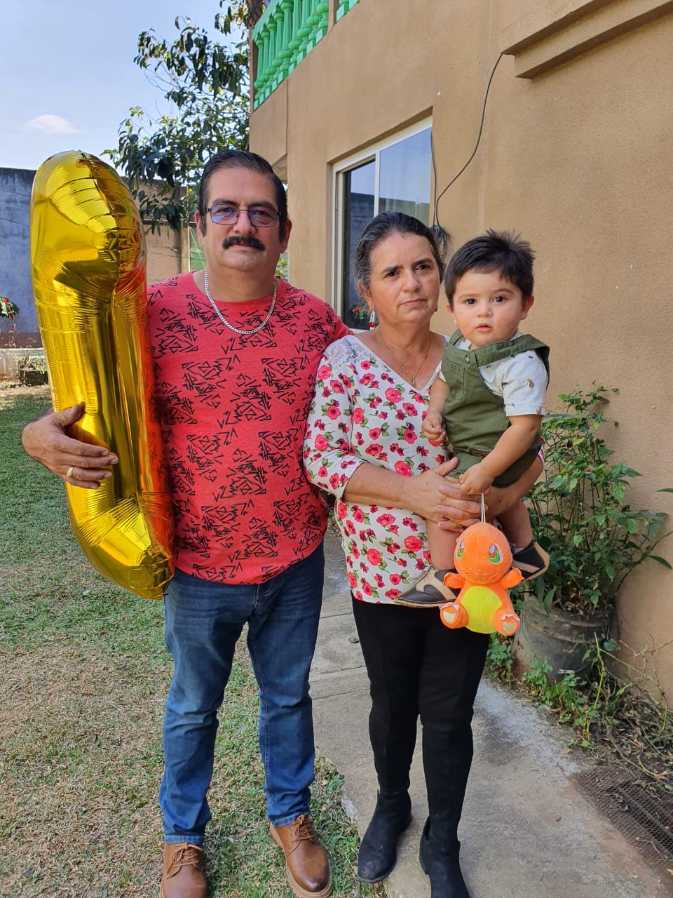Don Rogelio con su esposa y nieto