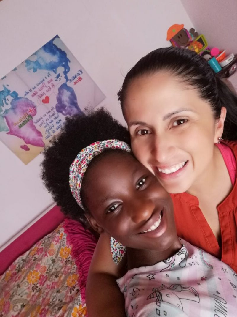 Santhida y su mamá son inseparables. La niña vvía en Guinea Bisáu, Africa.