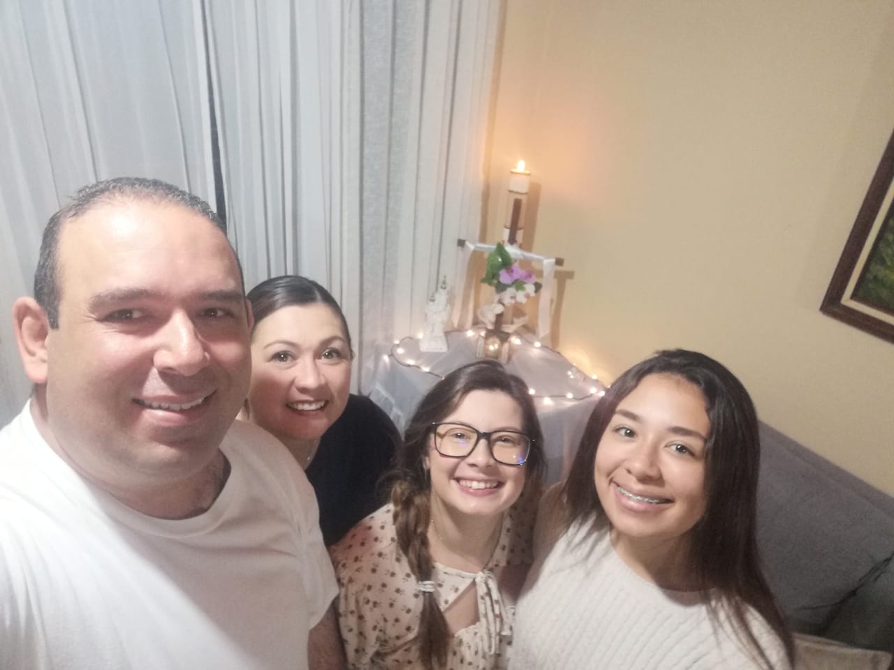 Actualmente, Nicole y Nataly tienen 23 y 19 años de caminar de la mano de su padre 