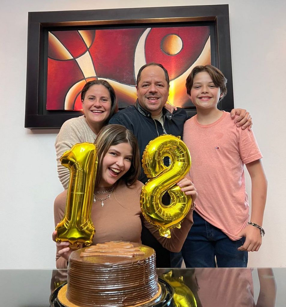Sofía, celebró recientemente su cumpleaños número 18 con sus papás y su hermano. 
