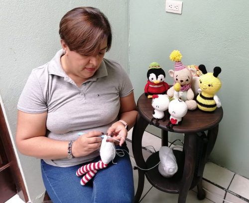 Adriana encontró en las manualidades una terapia para superar las dificultades