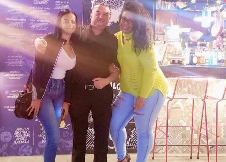 Don Victor tiene 58 años y dos hijas Leslie y Melanie