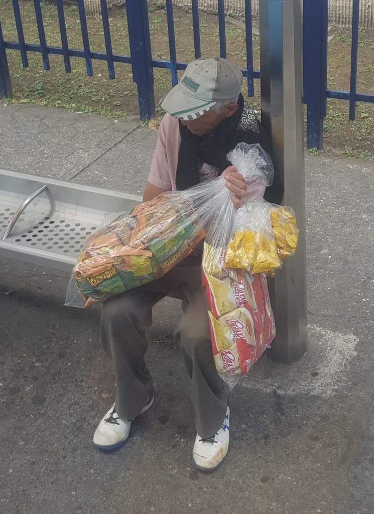 Don Carlos vendia papas en paradas del bus