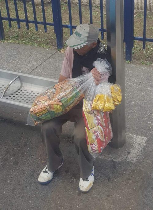 Don Carlos vendia papas en paradas del bus