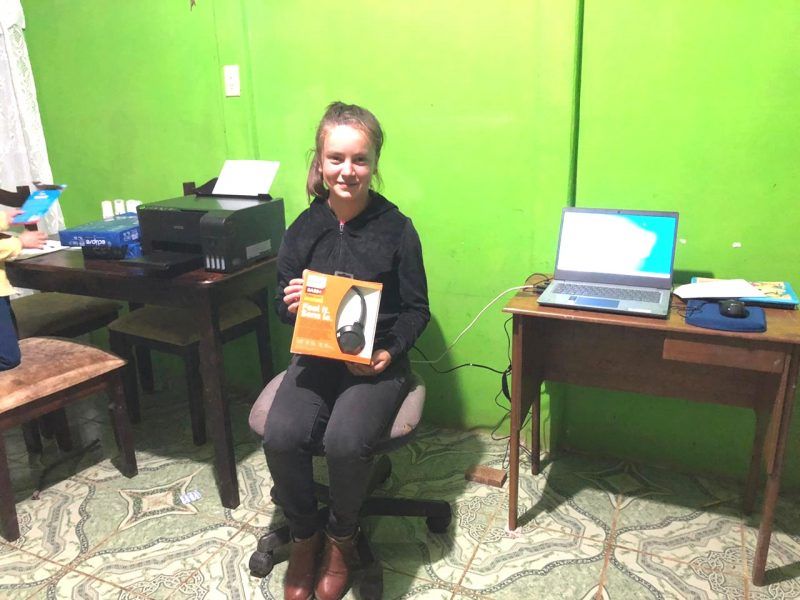 Valeria recibió una computadora, de manos solidarias