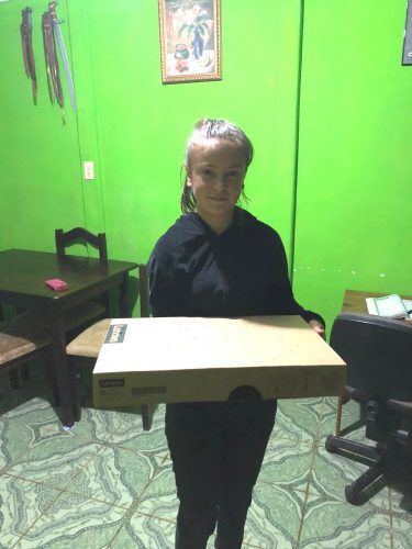 Valeria recibirá clases en su computadora nueva