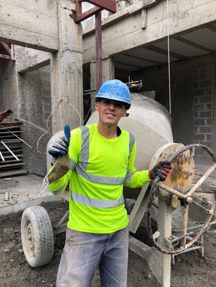 Abraham tiene 20 años y es peón de construcción