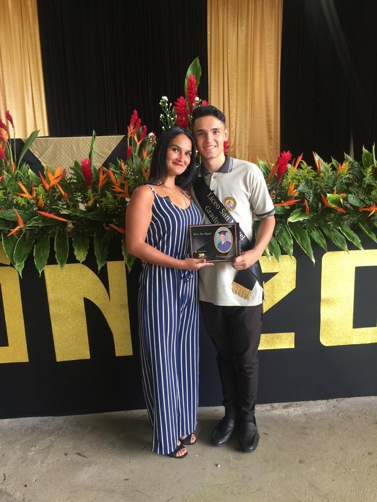 Doña Sandra logró asistir a la graduación de noveno año de Angelo