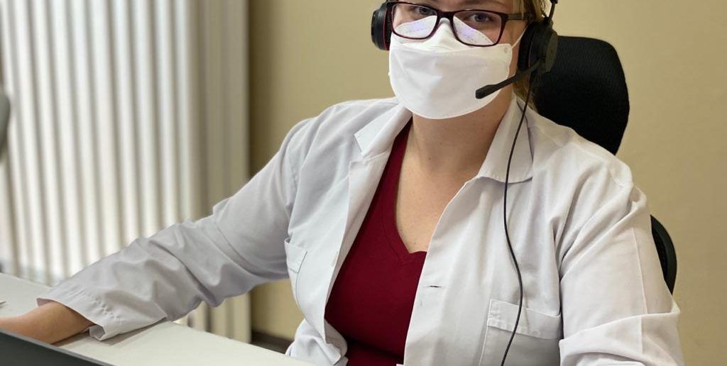 Su voz tranquiliza y resuelve. Es doctora y acompaña a quienes tienen COVID-19