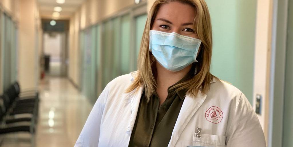 "Hablo con los pacientes como le hablaría a mi papá o a mi mamá". Dra. Aguilar