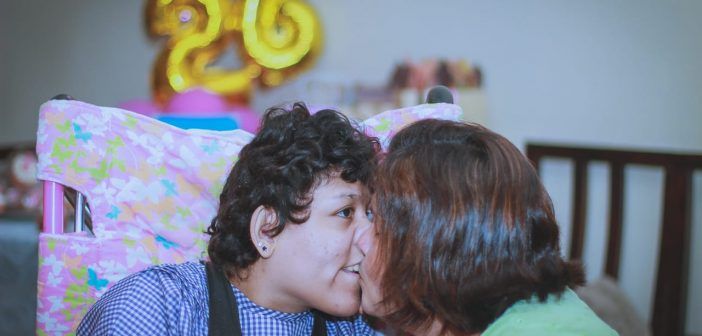 Geanina dedicó su vida a trabajar por Allison, quien además de parálisis tiene autismo