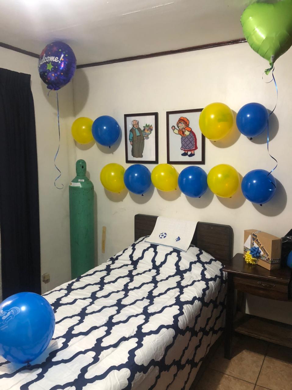 El dormitorio tiene globos del equipo preferido de Adrián, el Boca