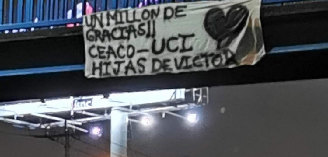 Esta es la manta que cuelga en el puente peatonal de los Hatillos
