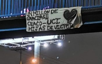 Esta es la manta que cuelga en el puente peatonal de los Hatillos