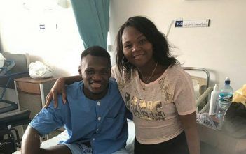 Sherman Guity y su madre en el Hospital tras la amputación de su pierna
