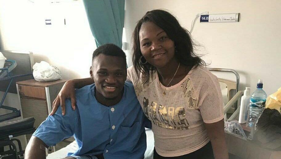 Sherman Guity y su madre en el Hospital tras la amputación de su pierna