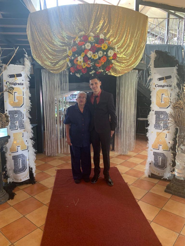 Angelo, del brazo de su bisabuela doña Enriqueta, en su reciente baile de graduación del Liceo de San Miguel