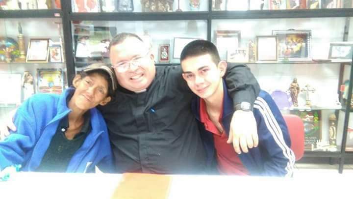 La madre de Dereck lo buscó y el Padre Sergio ayudó a internarla en rehabilitación