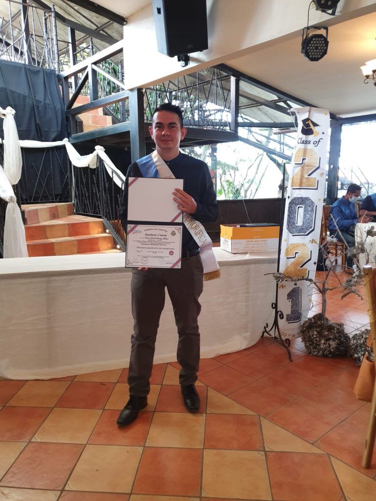 Dereck se graduó con honores, tras una lucha por encontrar un propósito en su vida