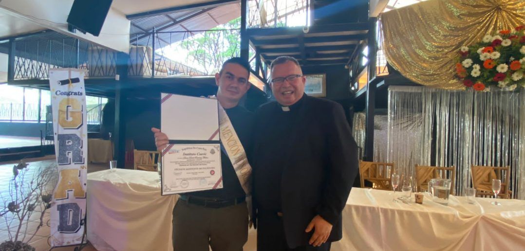 Dereck se graduó en Enero 2022 como asistente de pacientes