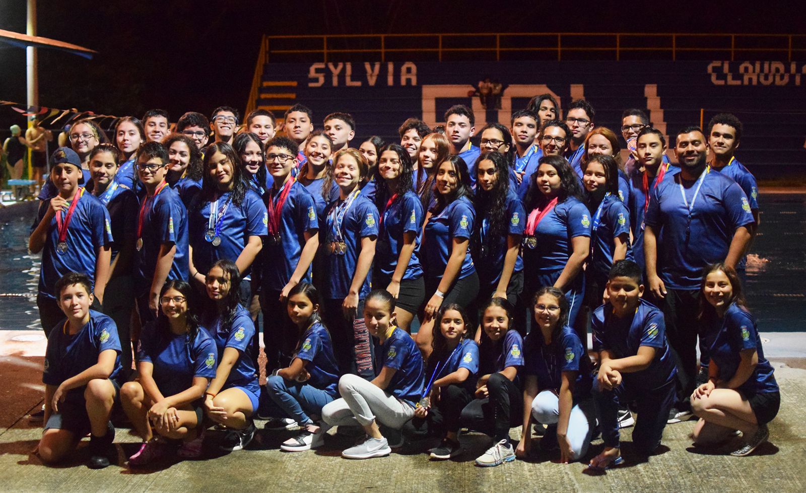 El entrenador Jonathan Carrillo, entrena al grupo de 50 jóvenes en Desamparados