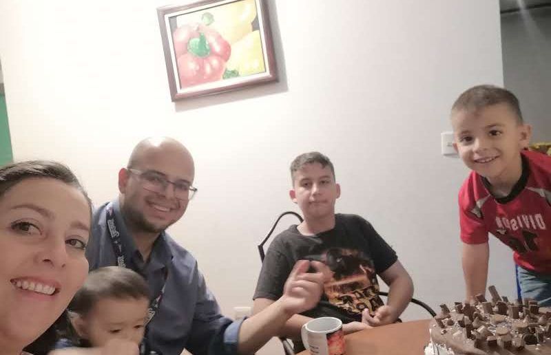 Alex era un enamorado de su esposa y sus tres hijos
