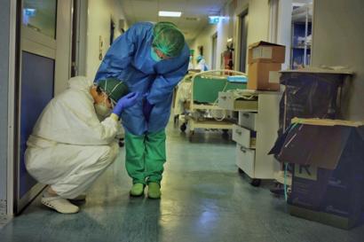 Cansancio, dolor e impotencia. En Italia , en un pasillo de hospital