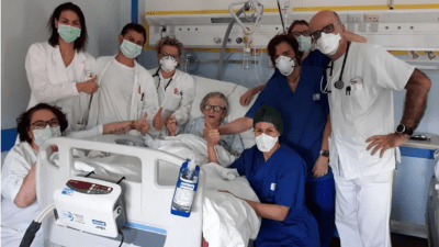 Amor expresado en la alegría de dar de alta a esta anciana de 95 años