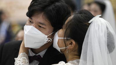 Ese primer beso como esposo, tuvo que esperar