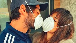 Un beso en el tiempo del coronavirus