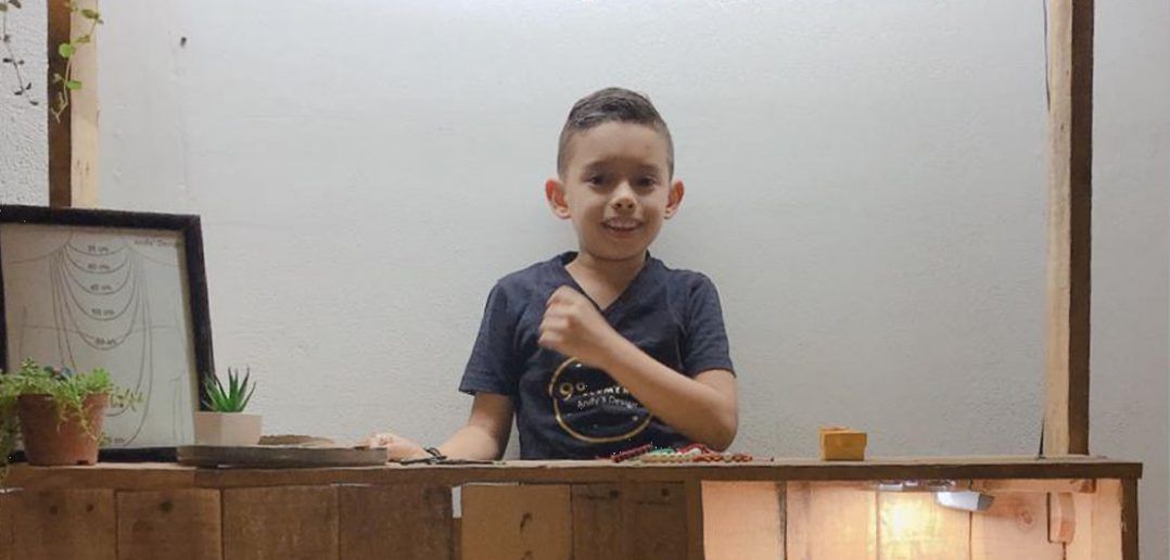 Andy realiza bisutería y creó la marca Noveno elemento