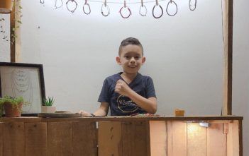 Andy realiza bisutería y creó la marca Noveno elemento