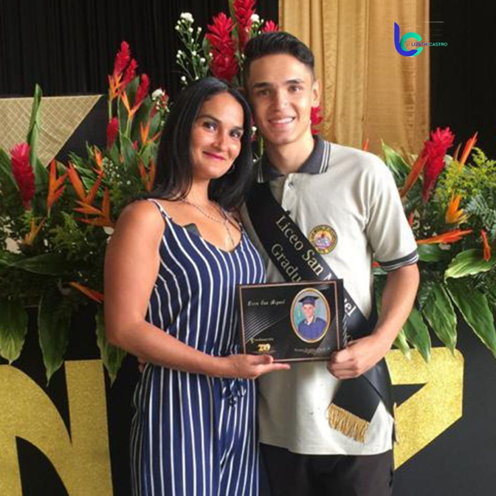 Angelo y su madre, el día de la graduación de noveno