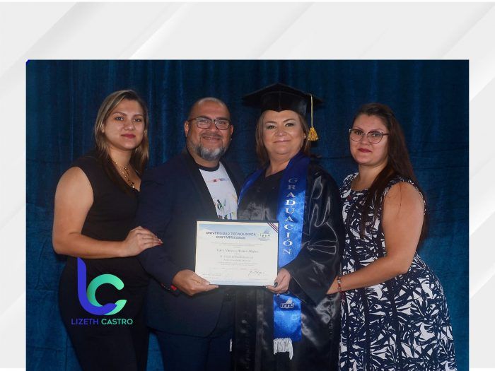 La familia de doña Kathy le celebró su graduación de la universidad