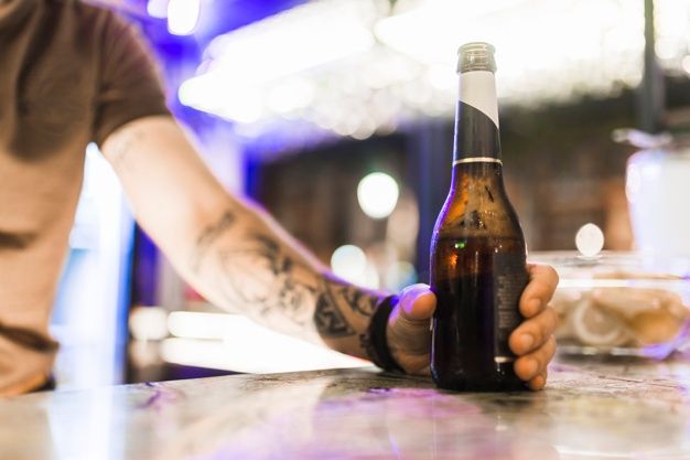 Miguel cambió el licor por los libros y lucha "un día a la vez" para no recaer