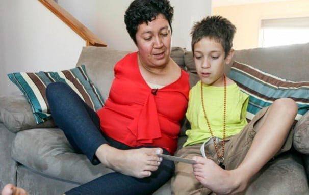 Madre e hijo sin brazos, están agradecidos con la vida