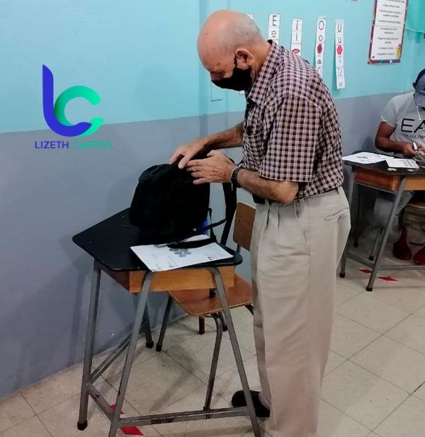 Don Ernesto aprende a leer y escribir en el programa de educación abierta del MEP, en Grecia