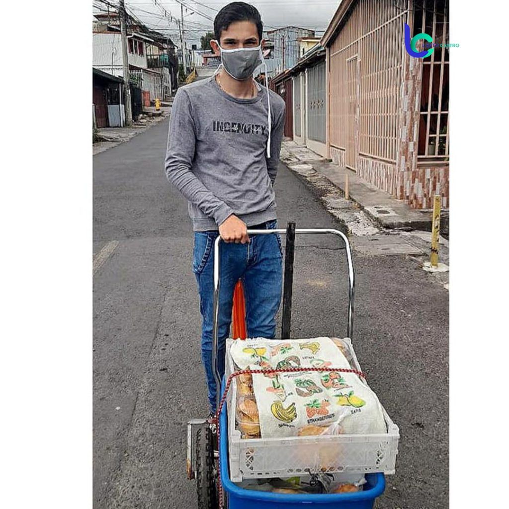 Angelo utiliza el mismo carrito en el que doña Sandra repartía repostería