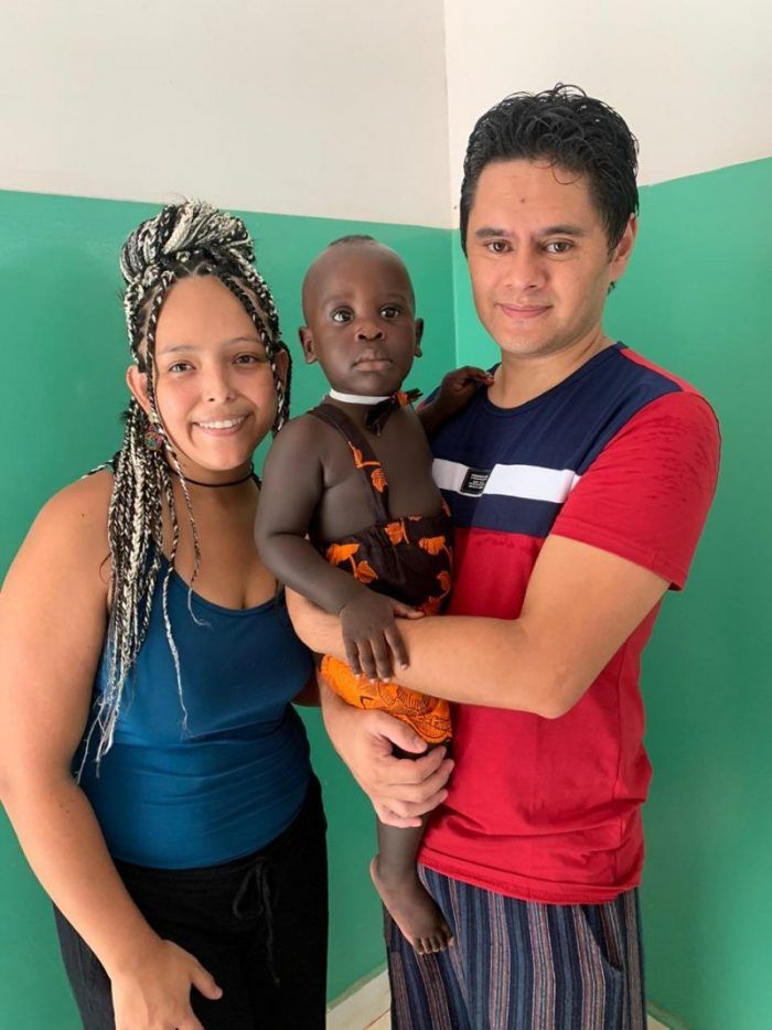 La pareja de ticos y su hijo están varados en Africa desde marzo