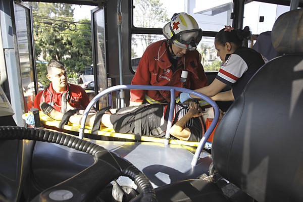 Melvin Mora se recupera tras el accidente de buses que dejó una persona fallecida