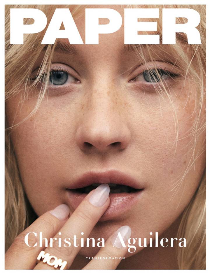 Christina Aguilera se ve más joven en esta portada, sin maquillaje