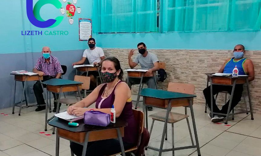 Don Ernesto va a clases presenciales 2 veces por semana junto con 4 compañeros. 