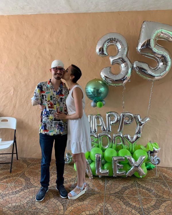 Con valentía Alex y Rebeca enfrentan su nueva vida