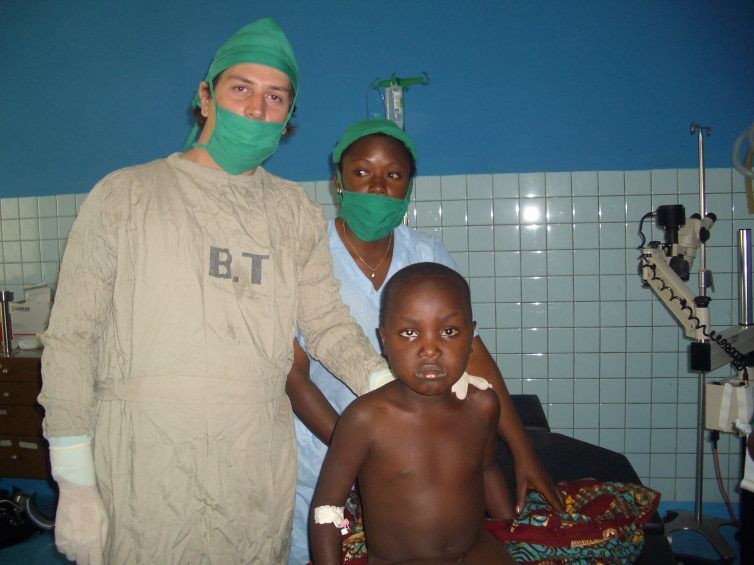 El oftalmólogo tico, regresó de Africa y trabaja en ASEMBIS