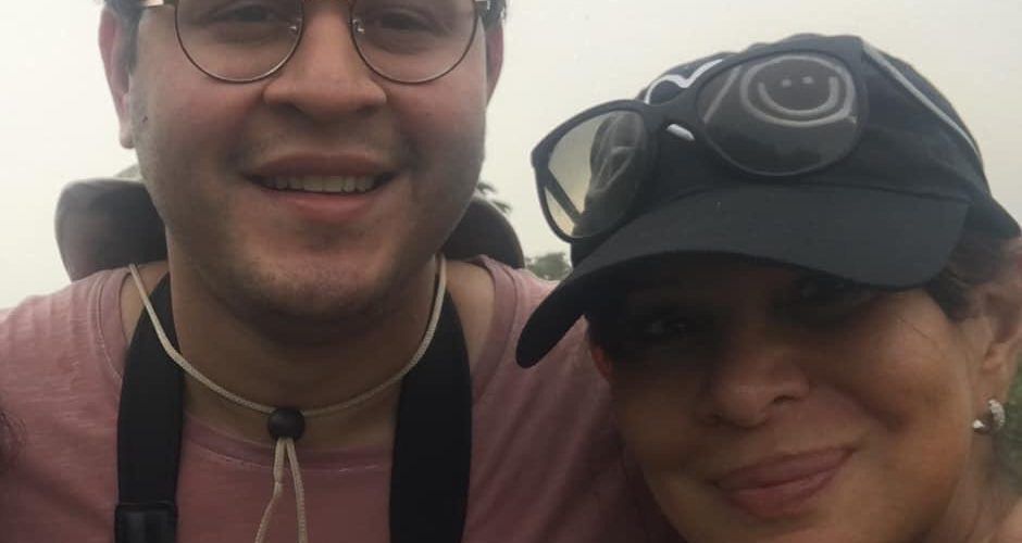 Davis tiene abuelos paternos y maternos ticos. Aqui con su madre, Leslie López