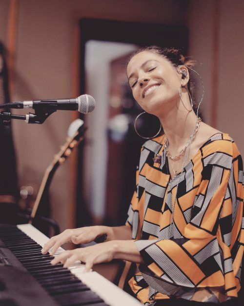 Debi Nova ganó un Latin Grammy con su álbum 3:33