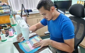 El médico da clases de costura en su Canal de Youtube
