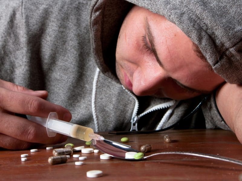 El consumo de drogas de su hermano tiene a esta muchacha en vilo